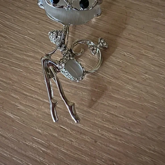 Elegant Silver Cat Brooch - Picture 1 of 3